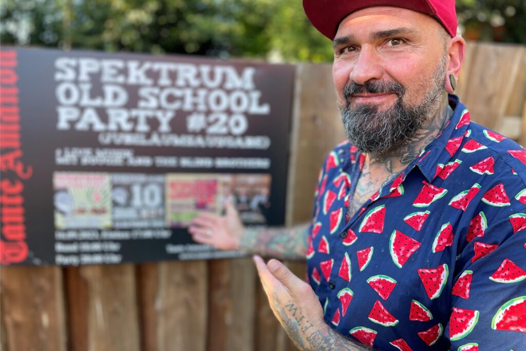 Martin Neumann kennt mit bürgerlichem Namen kaum jemand. Als Teddy oder DJ Ted Newman ist er dagegen lokale Prominenz. Er erinnert sich gern ans Spektrum und feiert bis heute Revival-Partys. Martin Neumann kennt mit bürgerlichem Namen kaum jemand. Als Teddy oder DJ Ted Newman ist er dagegen lokale Prominenz. Er erinnert sich gern ans Spektrum und feiert bis heute Revival-Partys.