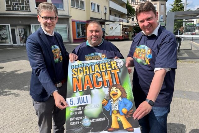 Bürgermeister Rajko Kravanja, Jens Langensiepen, Geschäftsführer der Wirtschaft & Marketing Castrop-Rauxel GmbH, und Adil Tamouh, Vorsitzender des Stadtteilvereins Unser Habinghorst e.V, präsentieren das Poster zur „Habinghorster Schlagernacht“.
