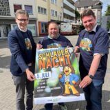 Bürgermeister Rajko Kravanja, Jens Langensiepen, Geschäftsführer der Wirtschaft & Marketing Castrop-Rauxel GmbH, und Adil Tamouh, Vorsitzender des Stadtteilvereins Unser Habinghorst e.V, präsentieren das Poster zur „Habinghorster Schlagernacht“.