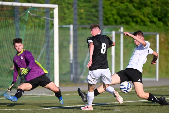 Und wieder brennt es im Rekener Strafraum: Waltrops Kapitän Jakob Kretschmann (Nr. 8) war beim 2:2 gegen SC Reken einer der Besten im Teutonia-Trikot.