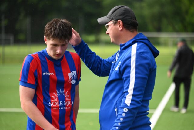Titanias U19-Trainer Thomas Radolla, hier mit Tim Weichler, freute sich über den Gewinn der Meisterschaft in der Kreisliga B.
