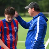 Titanias U19-Trainer Thomas Radolla, hier mit Tim Weichler, freute sich über den Gewinn der Meisterschaft in der Kreisliga B.