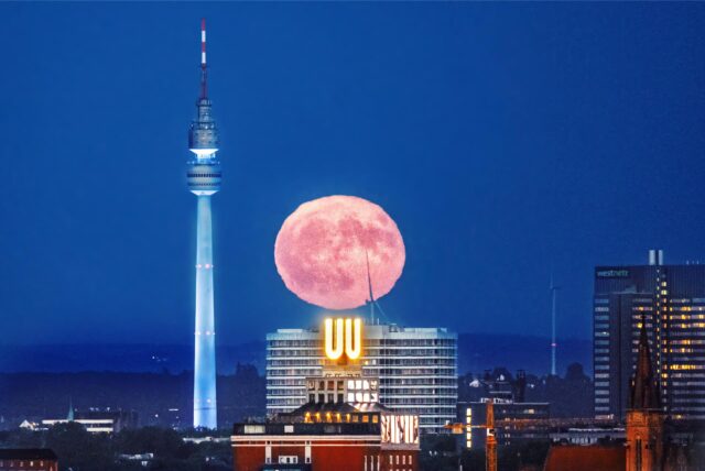 Der Erdbeermond am 11.6.2025 gegen 23 Uhr über der Dortmunder City: Fotografen fanden sich auf dem Deusenberg, einer versiegelten Ex-Mülldeponie im Dortmunder Nordwesten, zusammen, um dieses Motiv festzuhalten.