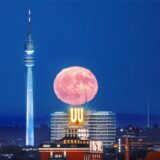 Der Erdbeermond am 11.6.2025 gegen 23 Uhr über der Dortmunder City: Fotografen fanden sich auf dem Deusenberg, einer versiegelten Ex-Mülldeponie im Dortmunder Nordwesten, zusammen, um dieses Motiv festzuhalten.