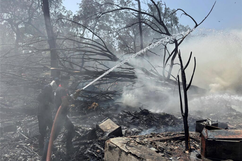 Rettungskräfte arbeiten an der Absturzstelle eines Flugzeugs in der nordwestindischen Stadt Ahmedabad im Bundesstaat Gujarat. Rettungskräfte arbeiten an der Absturzstelle eines Flugzeugs in der nordwestindischen Stadt Ahmedabad im Bundesstaat Gujarat.