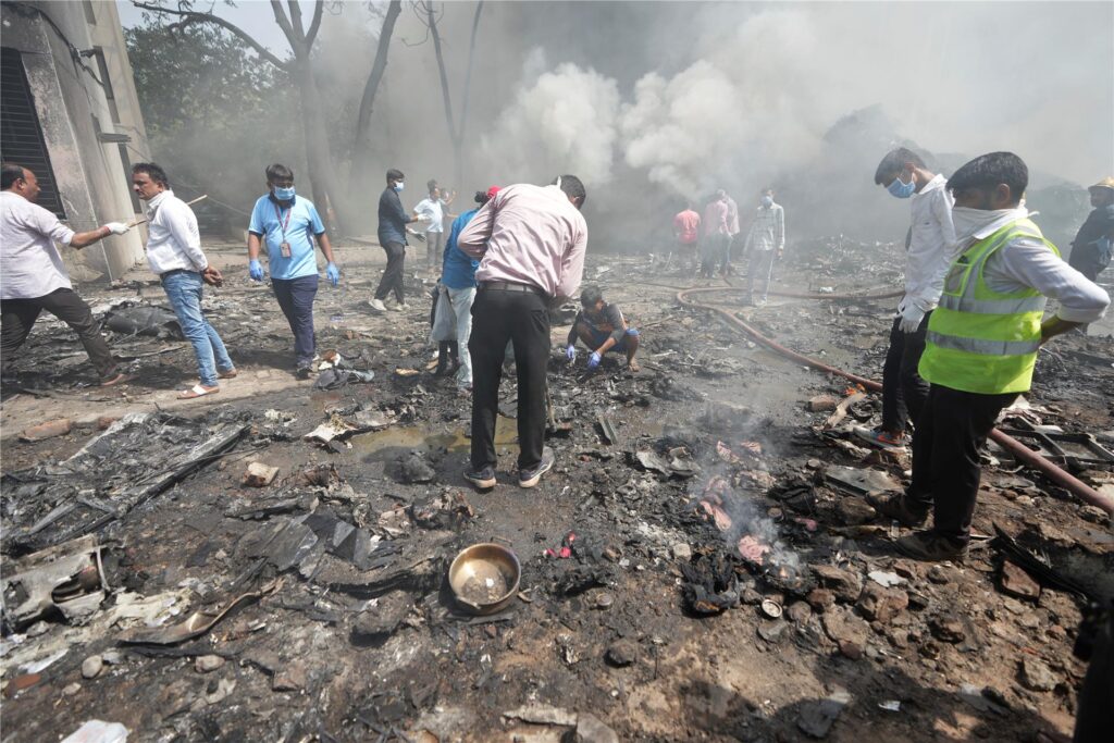 Rettungskräfte an der Absturzstelle eines Flugzeugs in Ahmedabad, Indien. Rettungskräfte an der Absturzstelle eines Flugzeugs in Ahmedabad, Indien.