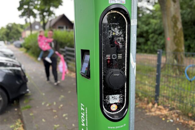 Ladesäule, zerstörte Glaselemente, Zugehörigkeit der Stadtwerke SWcas
