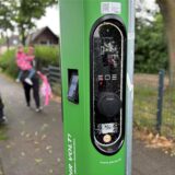 Ladesäule, zerstörte Glaselemente, Zugehörigkeit der Stadtwerke SWcas