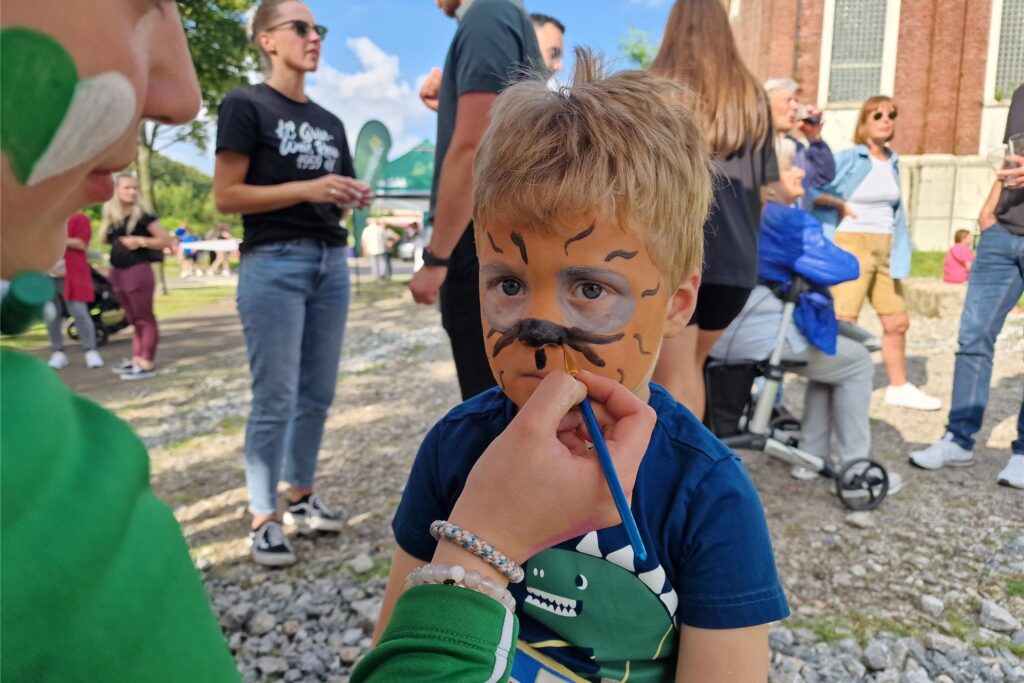 Ein kleiner Junge wird beim Familienfest auf der Neuen Zeche Westerholt bunt geschminkt. Ein kleiner Junge wird beim Familienfest auf der Neuen Zeche Westerholt bunt geschminkt.