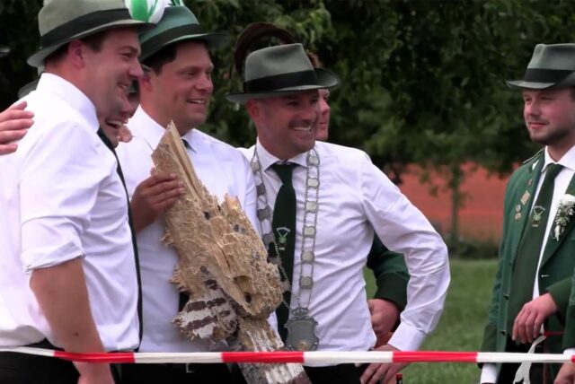Max Tschirley mit seinen Kameraden vom BSV Elmenhorst und dem abgeschossenen Holzvogel in der Hand