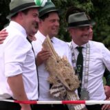 Max Tschirley mit seinen Kameraden vom BSV Elmenhorst und dem abgeschossenen Holzvogel in der Hand