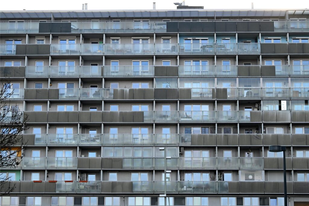 Ein Blick auf die Fassade eines Wohnhauses mit einer Vielzahl an Wohnungen. Ein Blick auf die Fassade eines Wohnhauses mit einer Vielzahl an Wohnungen.