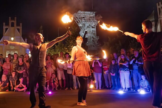 Künstlerinnen und Künstler bei einer Feuershow auf dem Festival „Extraschicht“ auf dem Gelände der Zeche Zollern in Dortmund.