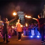 Künstlerinnen und Künstler bei einer Feuershow auf dem Festival „Extraschicht“ auf dem Gelände der Zeche Zollern in Dortmund.