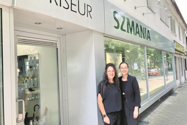 Antoinette und Nicola Szmania vor ihrem Friseursalon in der Riphausstraße.