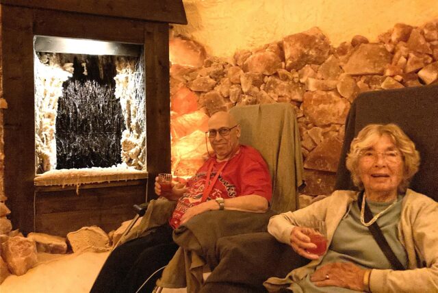 Die Bewohner Egon Pfeil und Gerda Lechtenböhmer in der Salzgrotte des Julie-Kolb-Seniorenzentrums