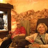 Die Bewohner Egon Pfeil und Gerda Lechtenböhmer in der Salzgrotte des Julie-Kolb-Seniorenzentrums