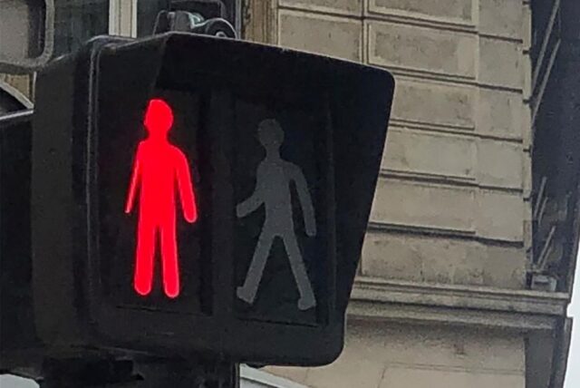 Nach einer lebensgefährlichen Messerattacke an einer Fußgängerampel in Bochum ist der psychisch kranke Täter jetzt verurteilt worden. (Symbolbild)