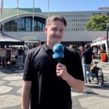 Tim Hübbertz steht auf dem Theatervorplatz in Dortmund und schaut in die Kamera.