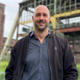 Hertener Marcel Schober vor der Zechenkulisse bei Ewald in Herten-Süd.
