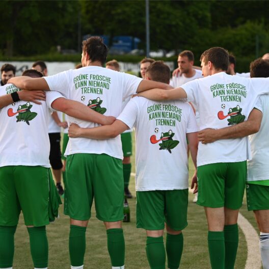 Die Spieler von GW Erkenschwick II feierten nach dem 5:1-Sieg gegen Germania Lenkerbeck den Aufstieg in die Kreisliga B.
