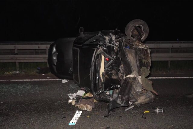 Ein Auto ist bei einem Unfall auf der A45 bei Dortmund auf der Seite gelandet. Es ist ziemlich zerstört.