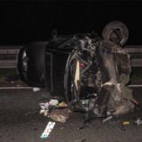 Ein Auto ist bei einem Unfall auf der A45 bei Dortmund auf der Seite gelandet. Es ist ziemlich zerstört.
