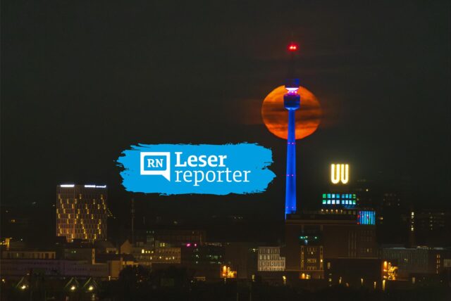 Rot leuchtender Mond, der sogenannte Erdbeermond, am Himmel über Dortmund.