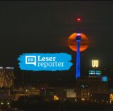 Rot leuchtender Mond, der sogenannte Erdbeermond, am Himmel über Dortmund.