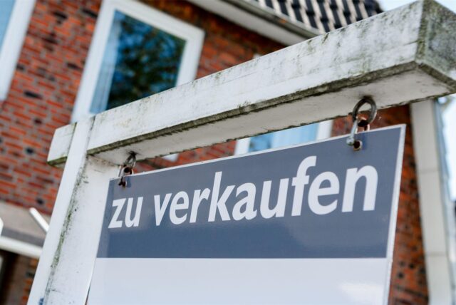 Ein Zu-Verkaufen-Schild an einem Haus.