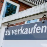 Ein Zu-Verkaufen-Schild an einem Haus.