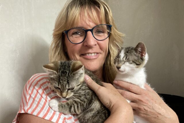 Simone Zeglinski mit den Katzenbabys Bettina (links) und Tina.