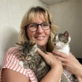 Simone Zeglinski mit den Katzenbabys Bettina (links) und Tina.