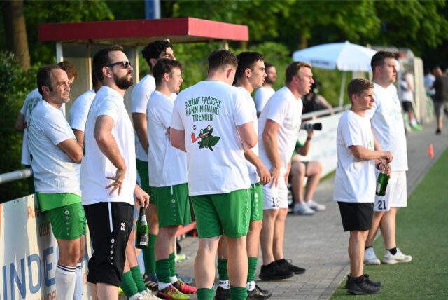 Warten auf den Abpfiff: Die letzten Sekunden des Spiels laufen. Die Spieler von GW Erkenschwick II haben bereits ihre Aufstiegs-T-Shirts übergezogen.