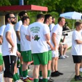 Warten auf den Abpfiff: Die letzten Sekunden des Spiels laufen. Die Spieler von GW Erkenschwick II haben bereits ihre Aufstiegs-T-Shirts übergezogen.