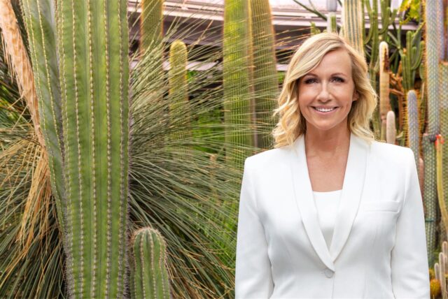 Andrea Kiewel, Moderatorin des ZDF-Fernsehgartens, steht vor mehreren Kakteen.
