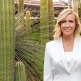 Andrea Kiewel, Moderatorin des ZDF-Fernsehgartens, steht vor mehreren Kakteen.