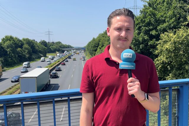 Tim Hübbertz schaut in die Kamera.