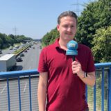 Tim Hübbertz schaut in die Kamera.