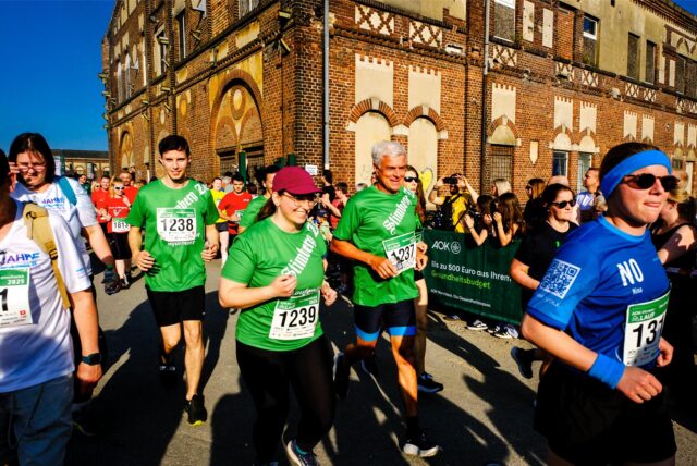 Läufer kurz nach dem Start beim Firmenlauf in Oer-Erkenschwick.