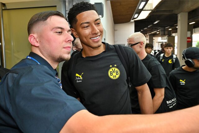 Jobe Bellingham macht ein Selfie mit eine Fan.