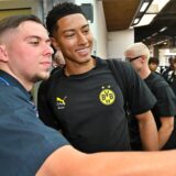 Jobe Bellingham macht ein Selfie mit eine Fan.