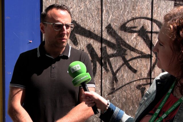 Carsten Händschke, Baudezernent in Oer-Erkenschwick, antwortet vor dem Klemm Gebäude auf die Fragen unserer Reporterin.