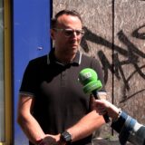 Carsten Händschke, Baudezernent in Oer-Erkenschwick, antwortet vor dem Klemm Gebäude auf die Fragen unserer Reporterin.