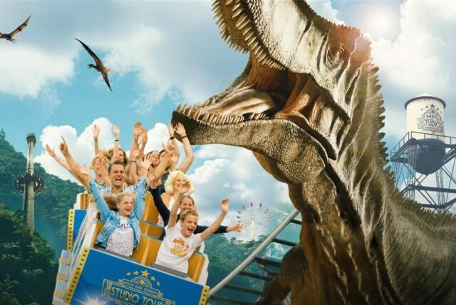 Plakat mit Menschen in einer Gondel und Dinosaurier