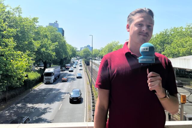 RN-Reporter Tim Hübbertz steht auf der B1 und berichtet von einem Unfall.
