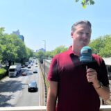 RN-Reporter Tim Hübbertz steht auf der B1 und berichtet von einem Unfall.