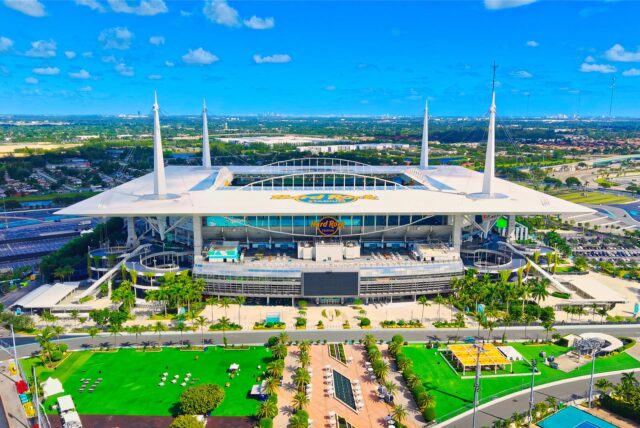 Luftaufnahme des Hard Rock Stadium in Miami, in dem das Eröffnungsspiel der Klub-WM 2025 stattfindet.