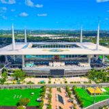 Luftaufnahme des Hard Rock Stadium in Miami, in dem das Eröffnungsspiel der Klub-WM 2025 stattfindet.