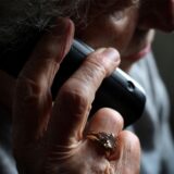 Eine ältere Frau telefoniert mit einem schnurlosen Festnetztelefon. (Symbolbild)
